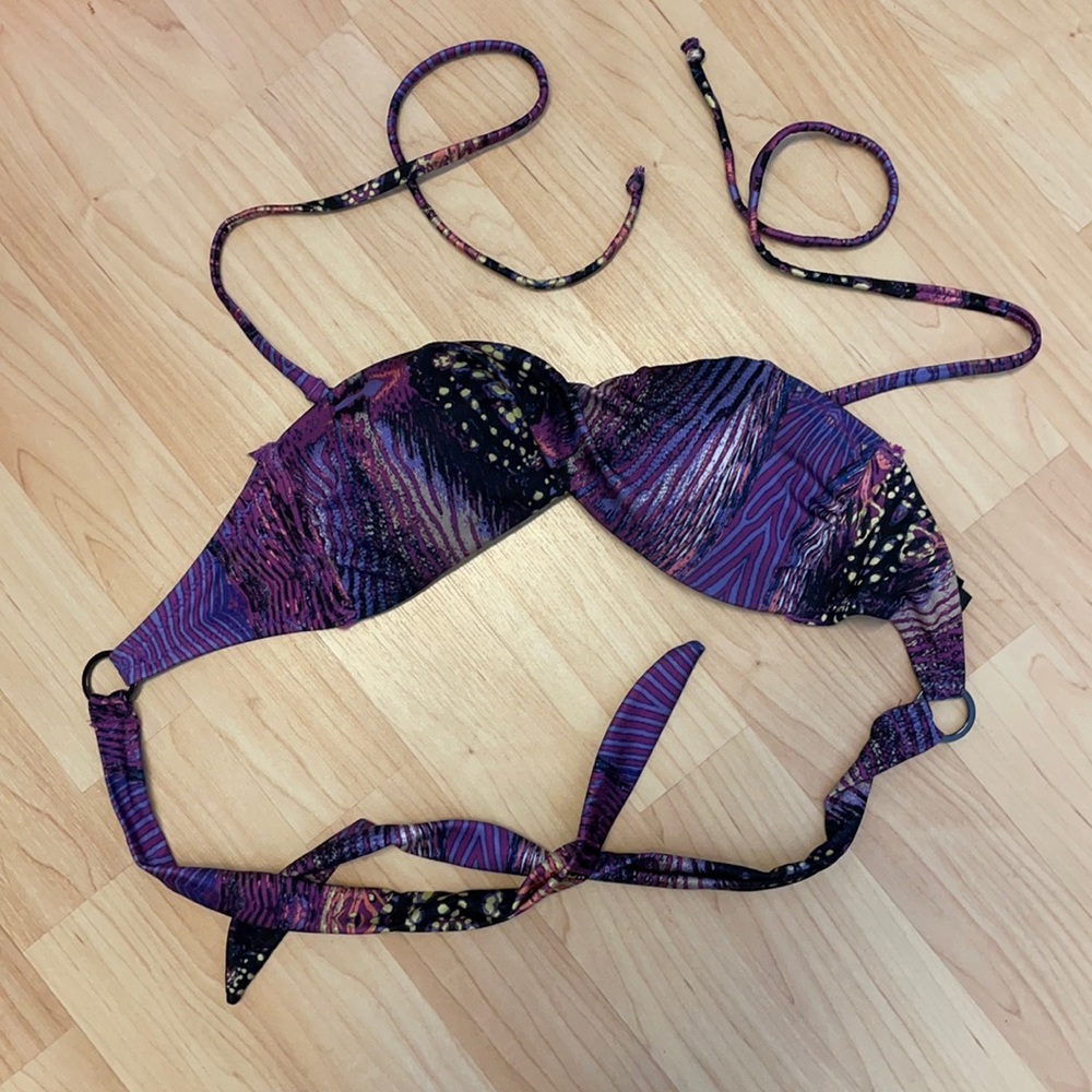 ✨3/$10✨ H&M twist bikini top